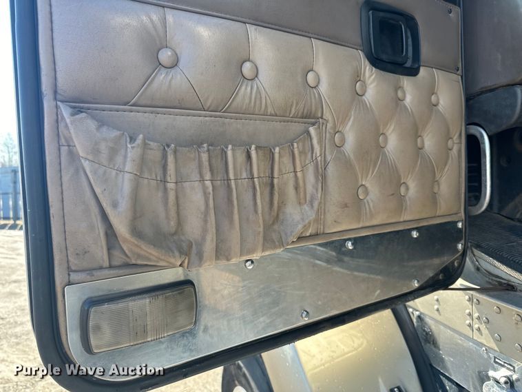 image for item DQ0745 2004 Kenworth  T800 semi truck