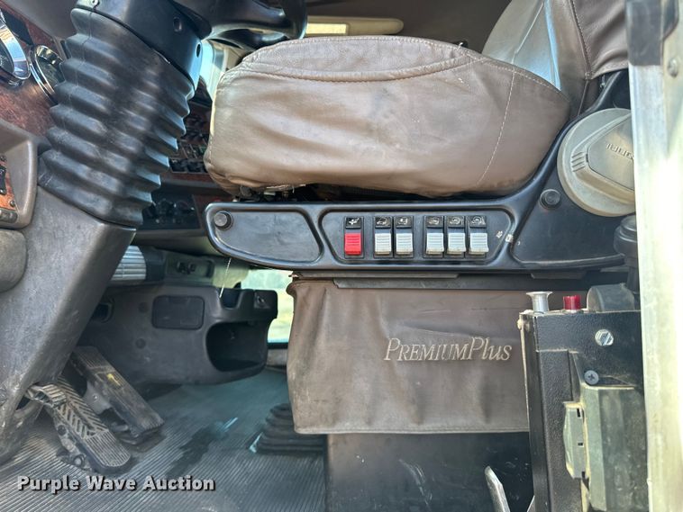 image for item DQ0745 2004 Kenworth  T800 semi truck