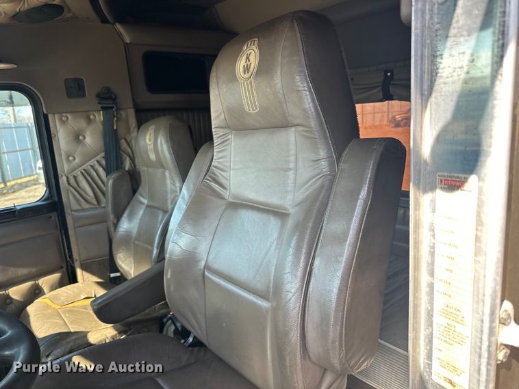 image for item DQ0745 2004 Kenworth  T800 semi truck