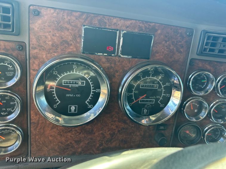 image for item DQ0745 2004 Kenworth  T800 semi truck