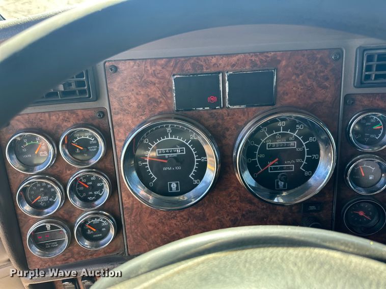 image for item DQ0745 2004 Kenworth  T800 semi truck