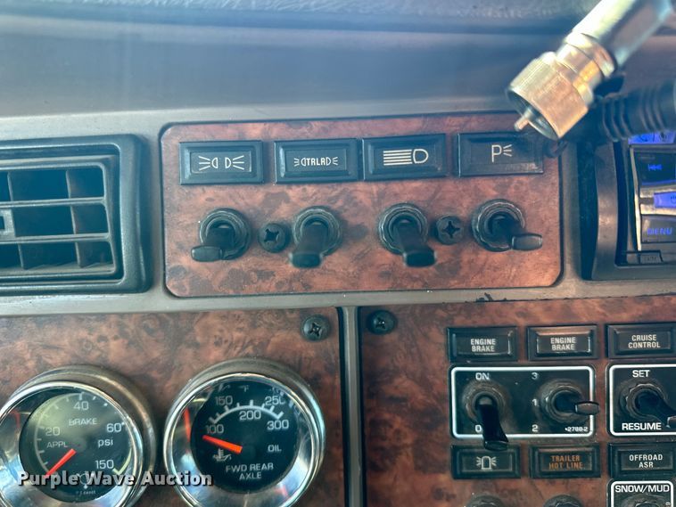 image for item DQ0745 2004 Kenworth  T800 semi truck