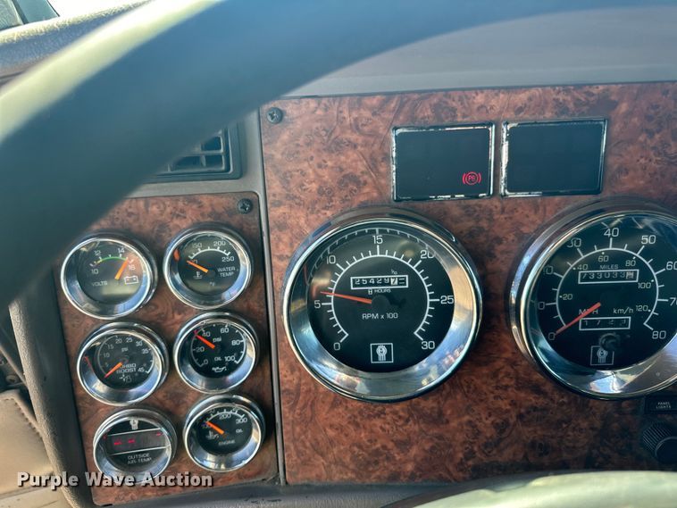 image for item DQ0745 2004 Kenworth  T800 semi truck