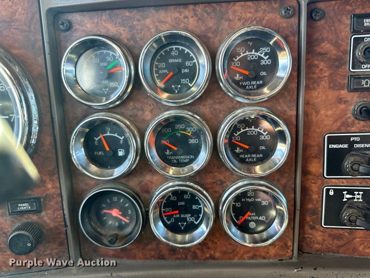 image for item DQ0745 2004 Kenworth  T800 semi truck