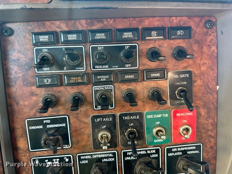 image for item DQ0745 2004 Kenworth  T800 semi truck