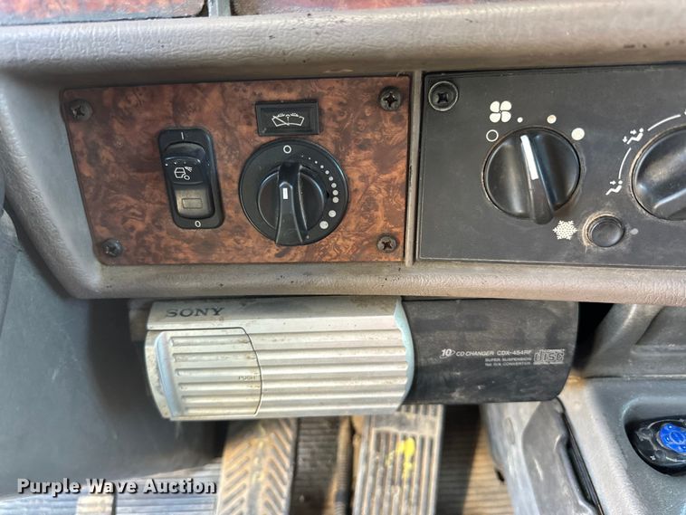 image for item DQ0745 2004 Kenworth  T800 semi truck