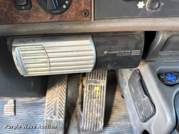 image for item DQ0745 2004 Kenworth  T800 semi truck