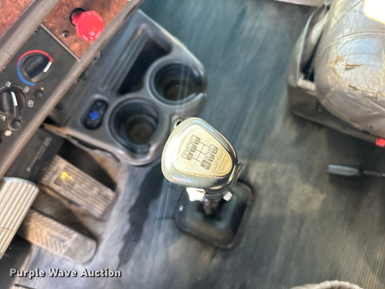 image for item DQ0745 2004 Kenworth  T800 semi truck