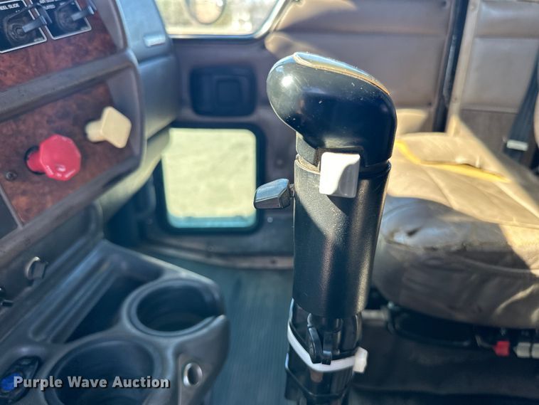 image for item DQ0745 2004 Kenworth  T800 semi truck