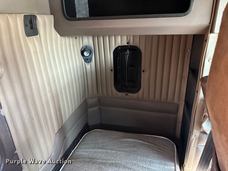 image for item DQ0745 2004 Kenworth  T800 semi truck