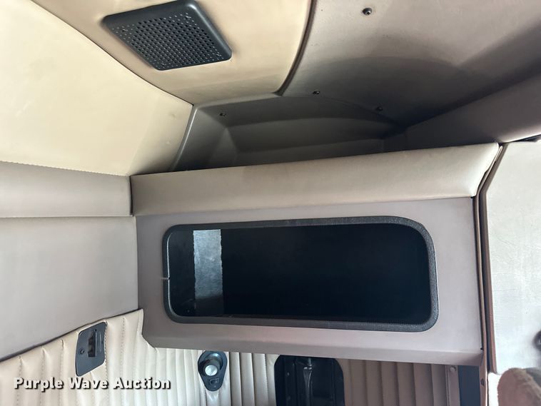 image for item DQ0745 2004 Kenworth  T800 semi truck