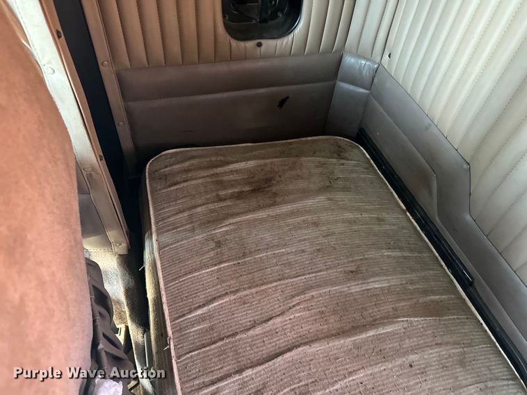 image for item DQ0745 2004 Kenworth  T800 semi truck