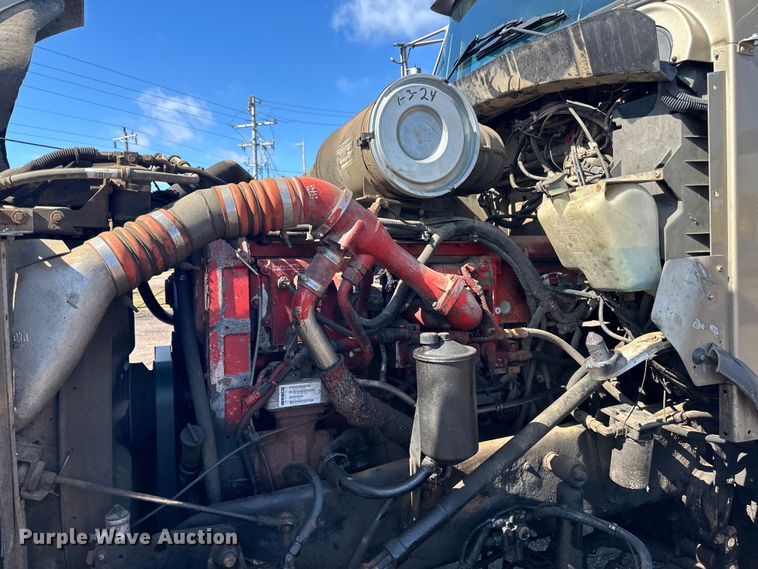 image for item DQ0745 2004 Kenworth  T800 semi truck