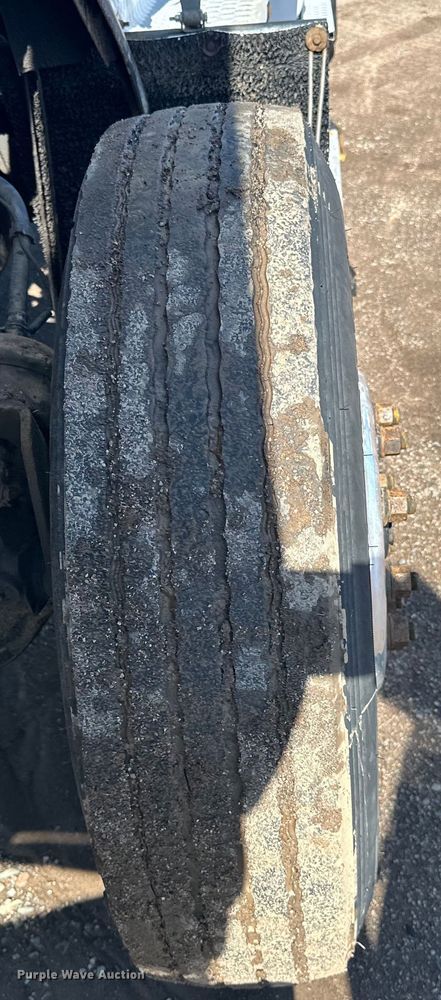 image for item DQ0745 2004 Kenworth  T800 semi truck