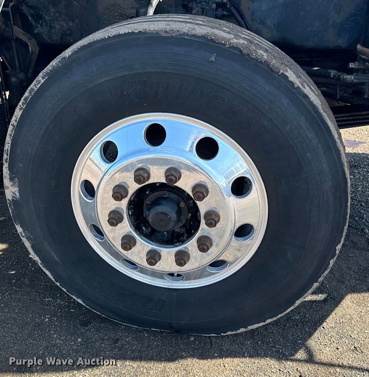 image for item DQ0745 2004 Kenworth  T800 semi truck