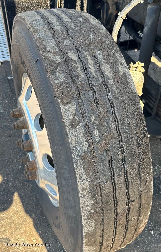 image for item DQ0745 2004 Kenworth  T800 semi truck