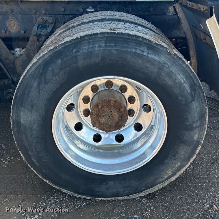 image for item DQ0745 2004 Kenworth  T800 semi truck