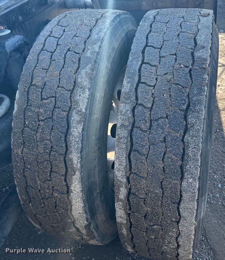 image for item DQ0745 2004 Kenworth  T800 semi truck