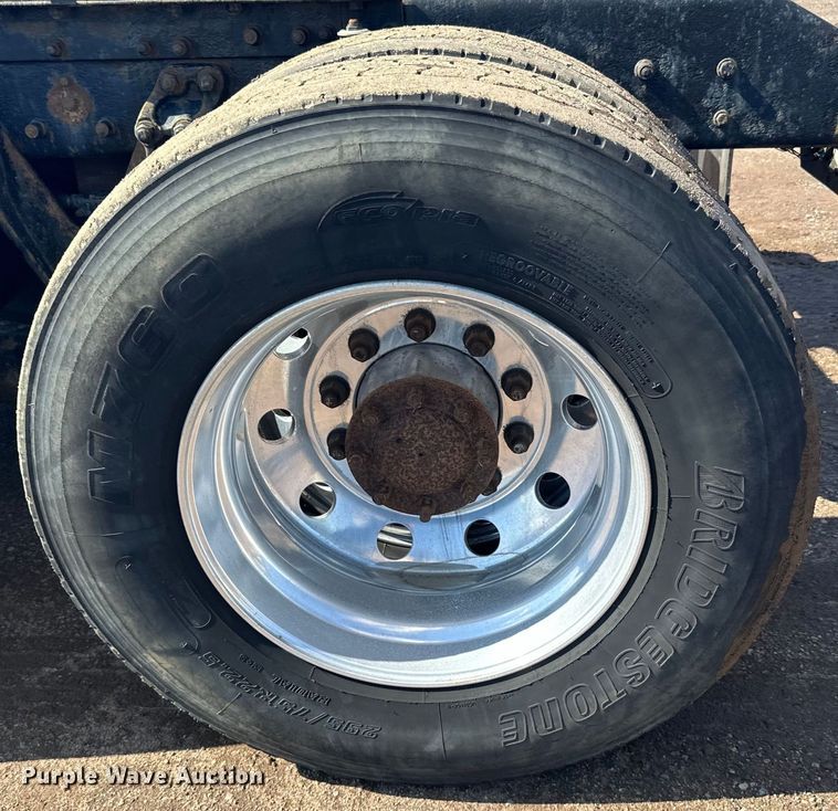 image for item DQ0745 2004 Kenworth  T800 semi truck