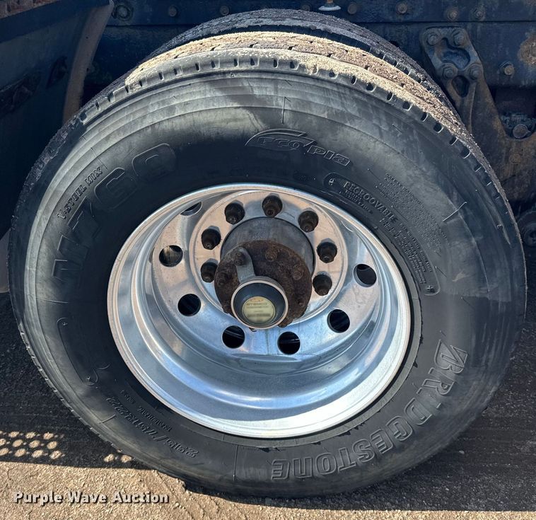 image for item DQ0745 2004 Kenworth  T800 semi truck