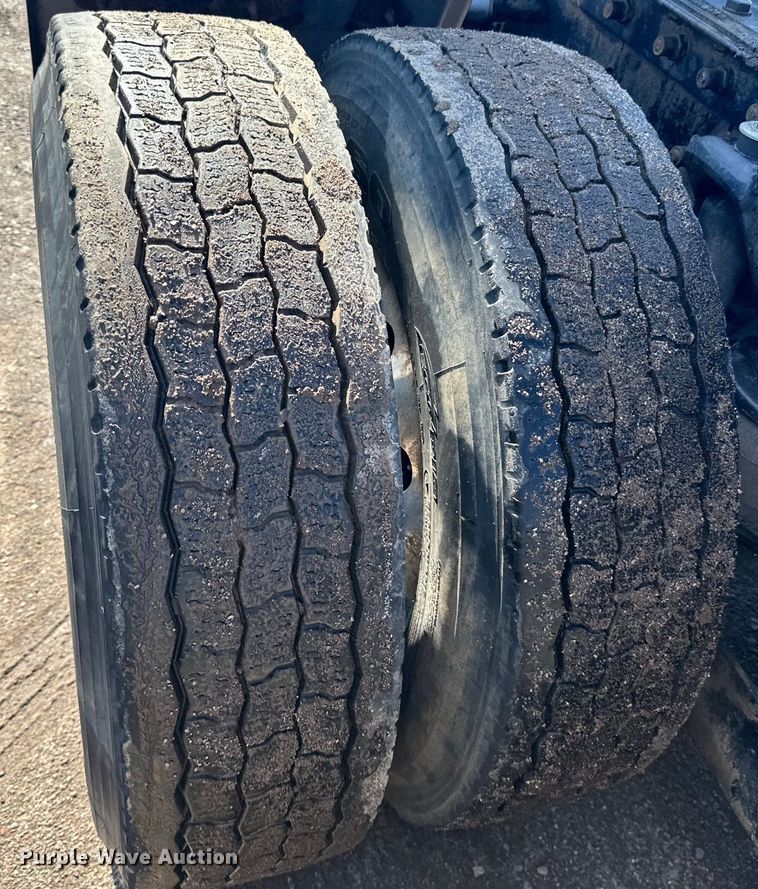 image for item DQ0745 2004 Kenworth  T800 semi truck