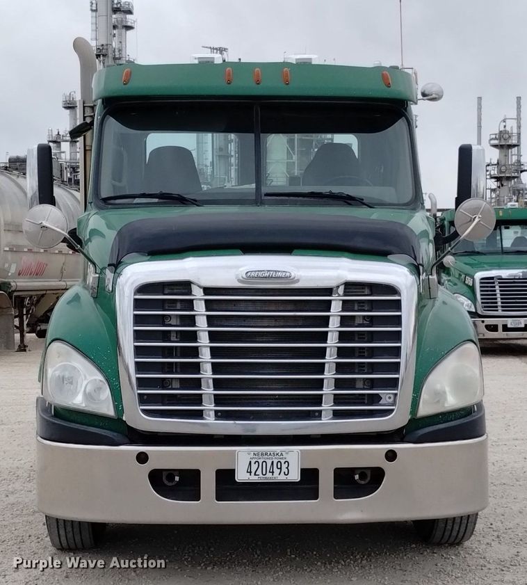 image for item DQ6053 2016 Freightliner Cascadia semi truck