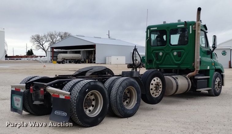 image for item DQ6053 2016 Freightliner Cascadia semi truck