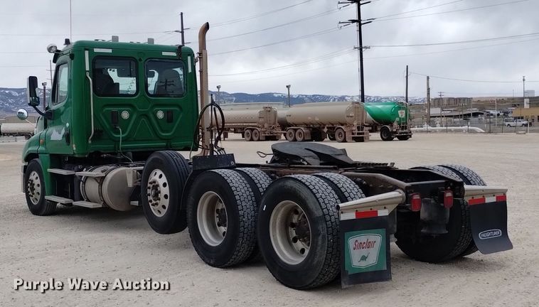 image for item DQ6053 2016 Freightliner Cascadia semi truck