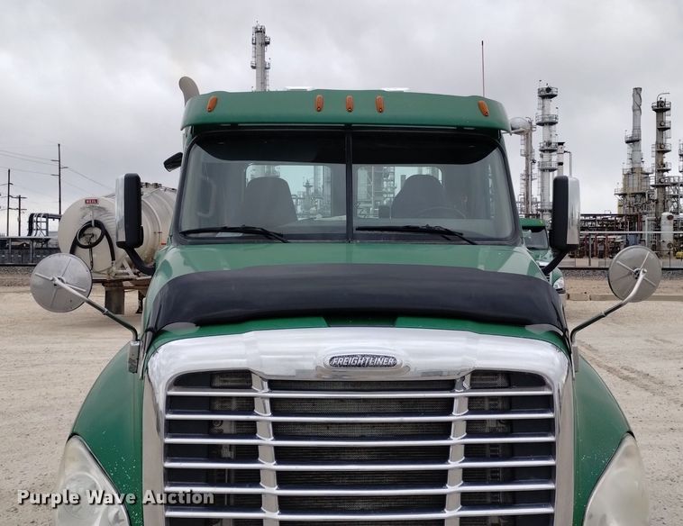 image for item DQ6053 2016 Freightliner Cascadia semi truck