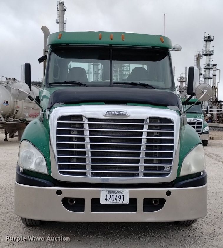 image for item DQ6053 2016 Freightliner Cascadia semi truck