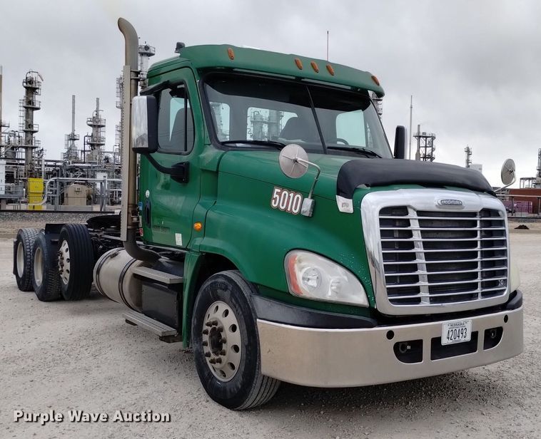 image for item DQ6053 2016 Freightliner Cascadia semi truck