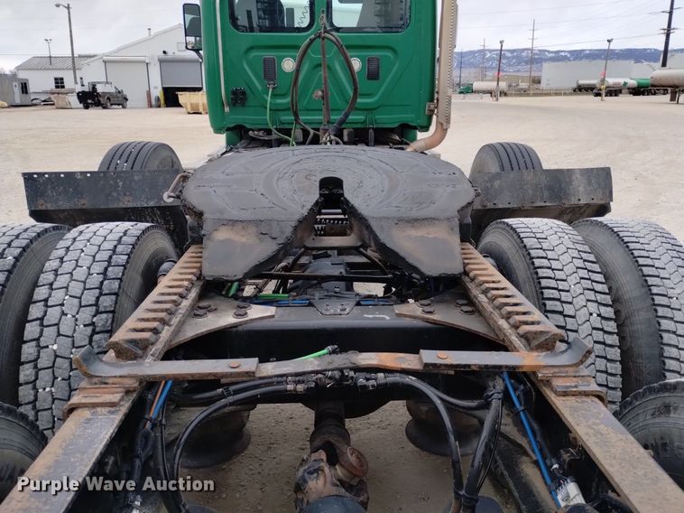 image for item DQ6053 2016 Freightliner Cascadia semi truck