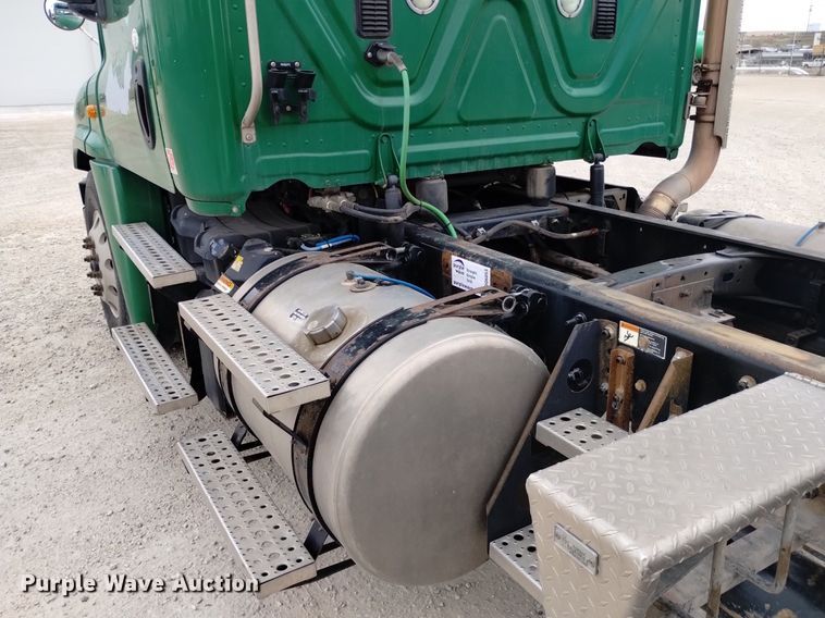 image for item DQ6053 2016 Freightliner Cascadia semi truck