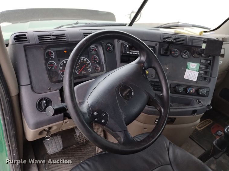 image for item DQ6053 2016 Freightliner Cascadia semi truck