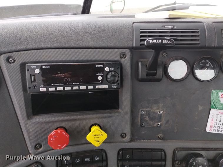 image for item DQ6053 2016 Freightliner Cascadia semi truck