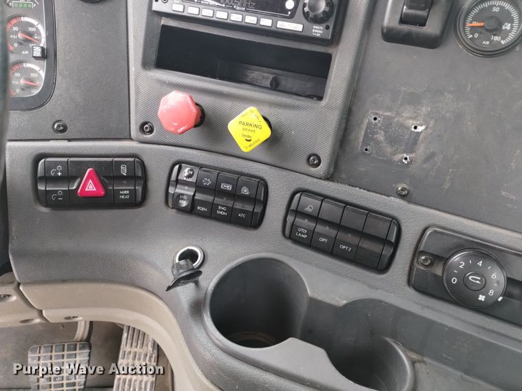 image for item DQ6053 2016 Freightliner Cascadia semi truck