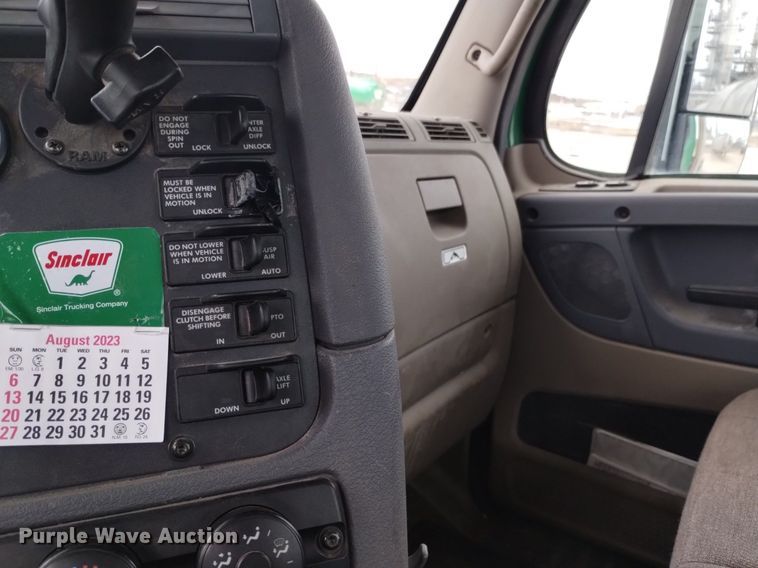 image for item DQ6053 2016 Freightliner Cascadia semi truck