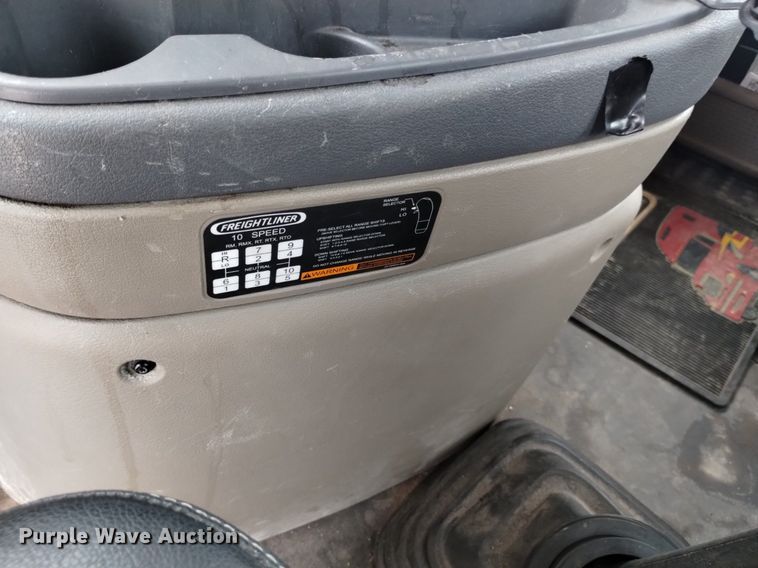 image for item DQ6053 2016 Freightliner Cascadia semi truck