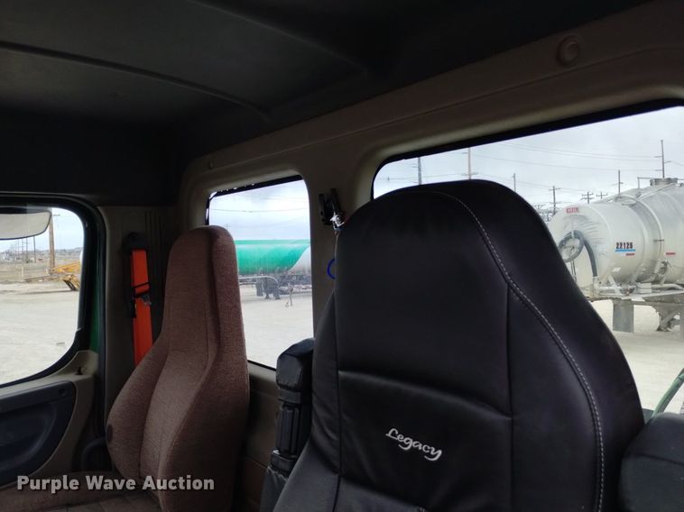 image for item DQ6053 2016 Freightliner Cascadia semi truck