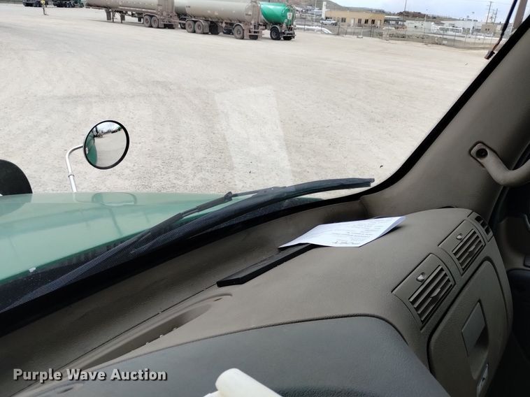 image for item DQ6053 2016 Freightliner Cascadia semi truck