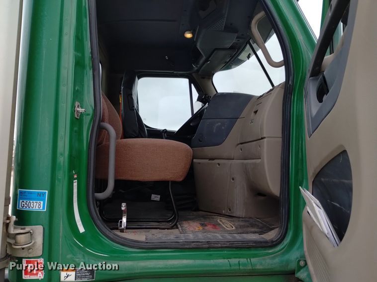 image for item DQ6053 2016 Freightliner Cascadia semi truck