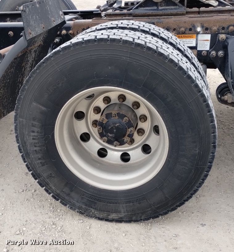 image for item DQ6053 2016 Freightliner Cascadia semi truck