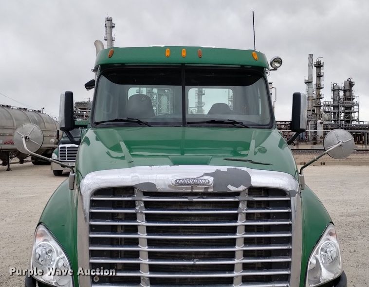 image for item DQ6054 2014 Freightliner Cascadia semi truck