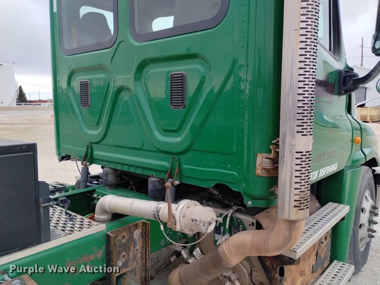 image for item DQ6054 2014 Freightliner Cascadia semi truck