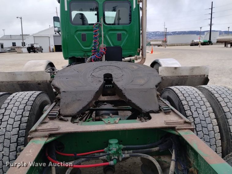 image for item DQ6054 2014 Freightliner Cascadia semi truck