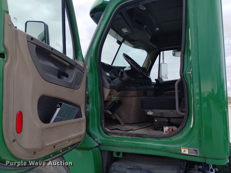 image for item DQ6054 2014 Freightliner Cascadia semi truck