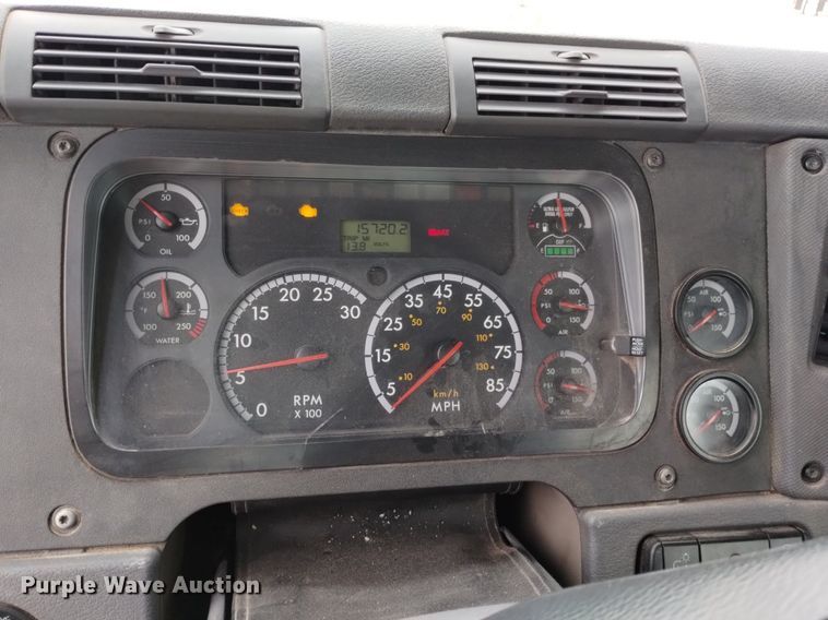 image for item DQ6054 2014 Freightliner Cascadia semi truck