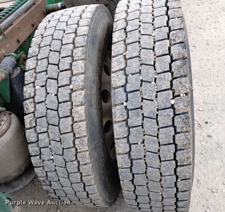 image for item DQ6054 2014 Freightliner Cascadia semi truck