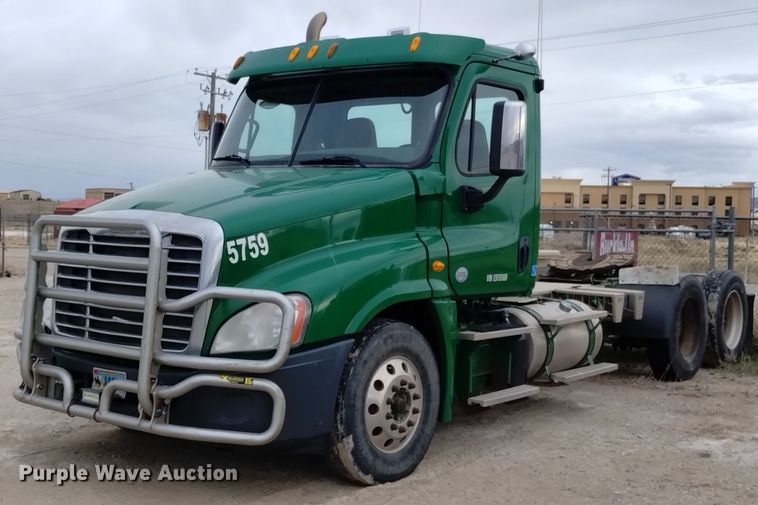 image for item DQ6055 2014 Freightliner Cascadia semi truck