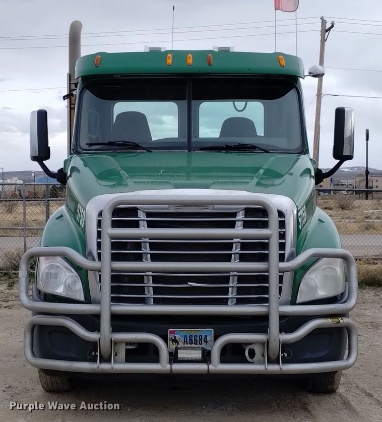 image for item DQ6055 2014 Freightliner Cascadia semi truck